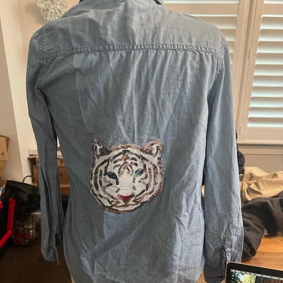 Chambray blouse with white tiger patch size s - Picture 1 of 2